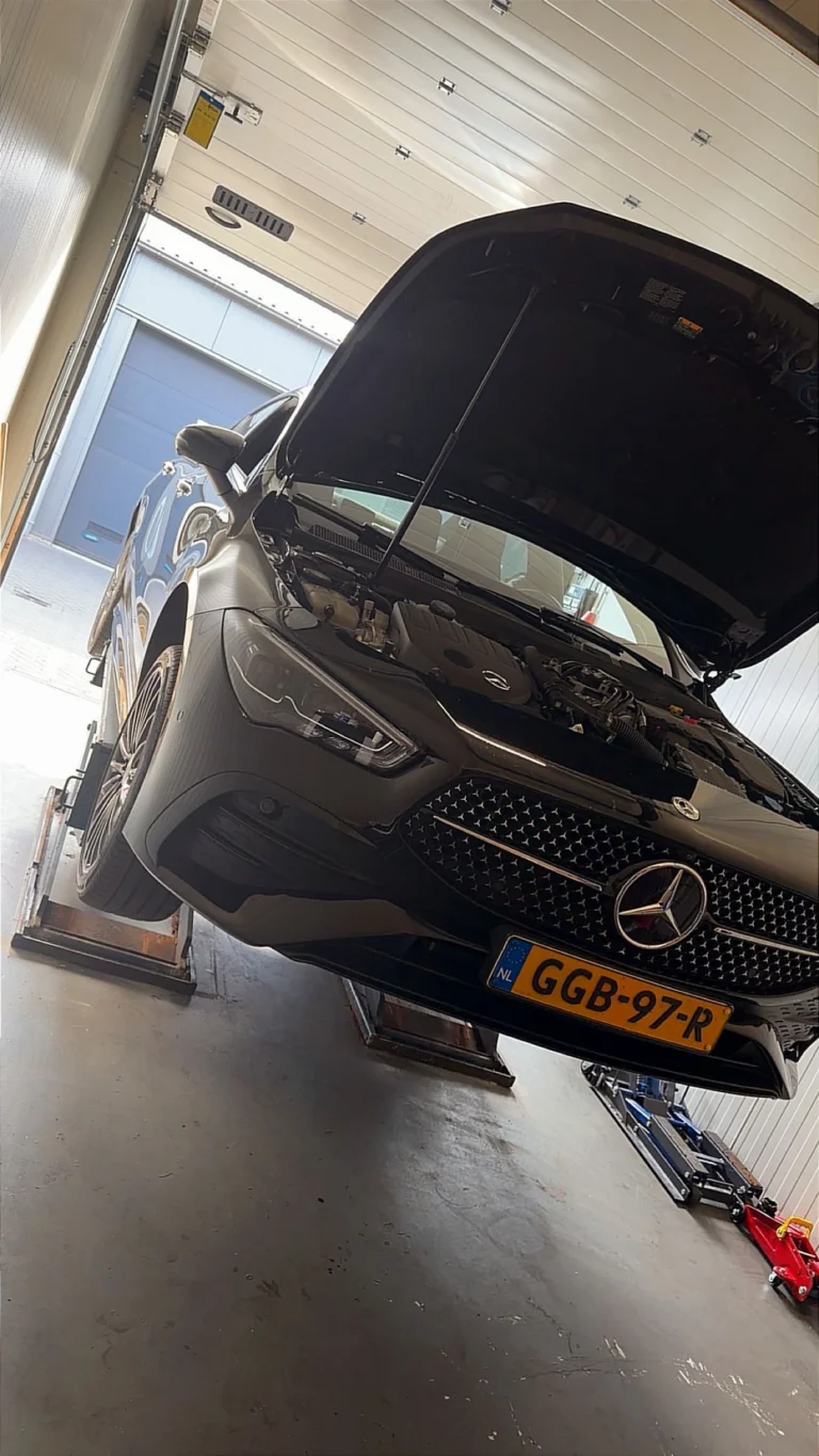 Auto met open motorkap in de werkplaats van Mechanics 4 Service in Waddinxveen