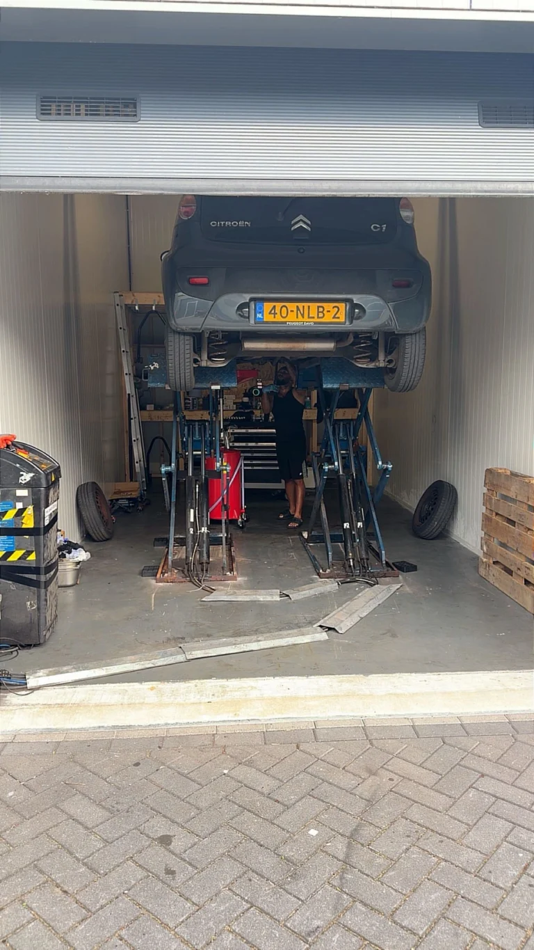 Auto omhoog in de werkplaats in Waddinxveen