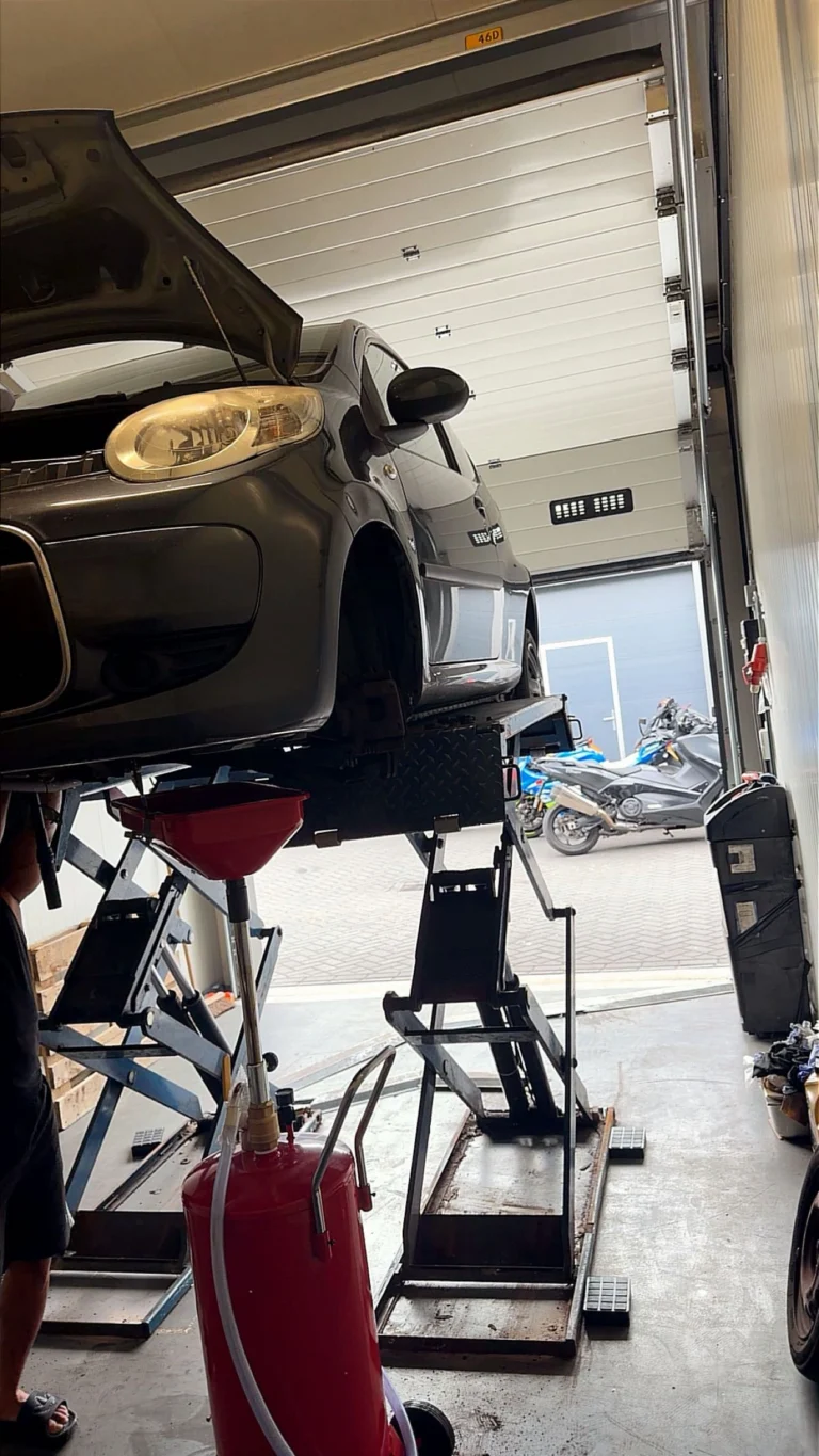 Auto op assteunen klaar voor reparatie