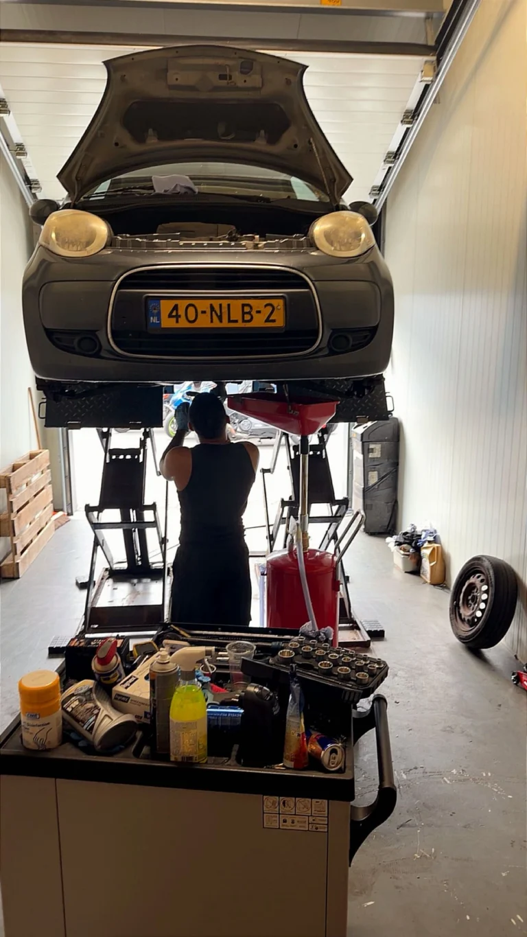 Auto op assteunen tijdens onderhoud bij Mechanics 4 Service