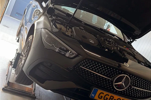 Auto met open motorkap in de werkplaats van Mechanics 4 Service in Waddinxveen