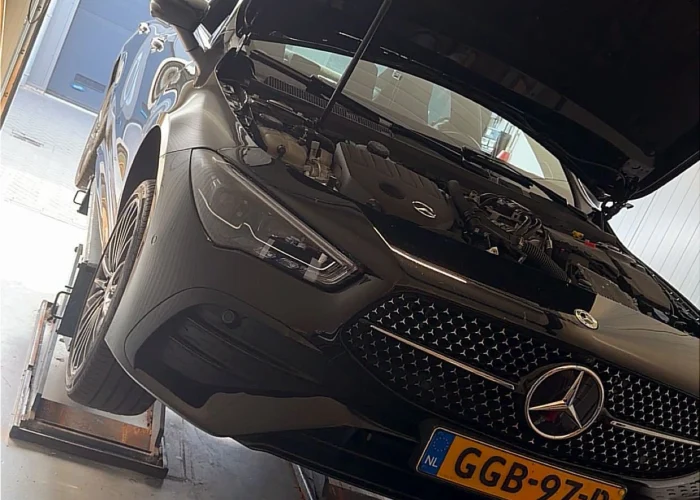 Auto met open motorkap in de werkplaats van Mechanics 4 Service in Waddinxveen