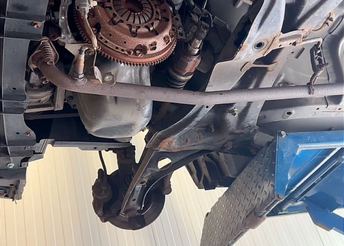Onderkant van een auto tijdens onderhoud