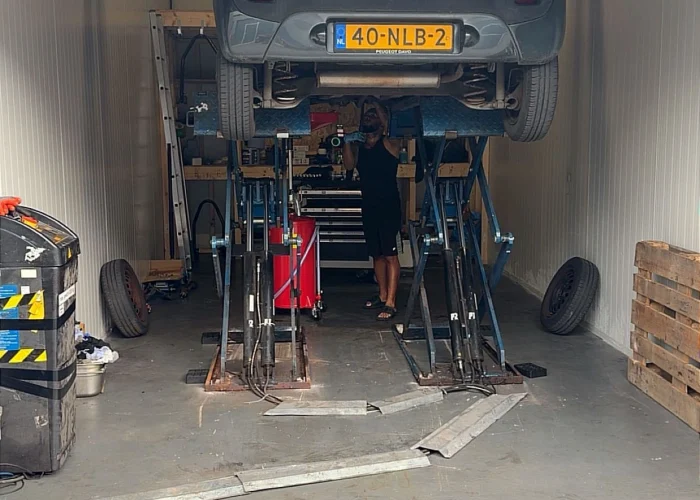 Auto omhoog in de werkplaats in Waddinxveen